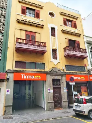 Edificio en el que se encuentra el hostal o pensión