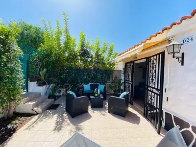 Zona de estar de Bungalow Los Porches by SunHousesCanarias