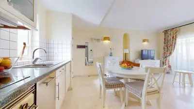 Una cocina o zona de cocina en schöne Wohnung direkt am Meer mit Meerblick, WLAN