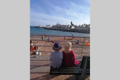 Clientes alojados en schöne Wohnung direkt am Meer mit Meerblick, WLAN