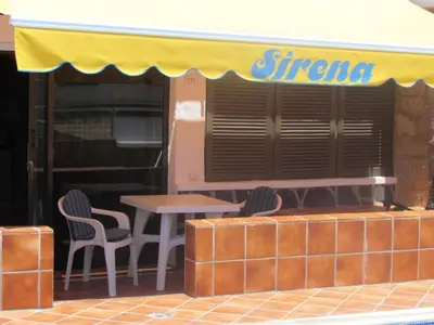 Un restaurante o sitio para comer en Apartamentos Sirena