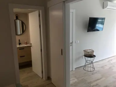 Una televisión o centro de entretenimiento en Harrys Palm Puerto de Mogán con jacuzzi