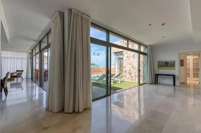 Una televisión o centro de entretenimiento en Tauro Villas Deluxe