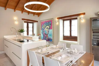 Una cocina o zona de cocina en Allureh Emblematic Lodging