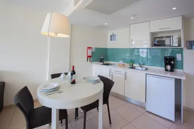 Una cocina o zona de cocina en Grupotel Revoli