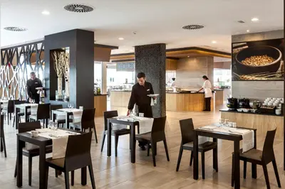 Un restaurante o sitio para comer en Hotel Riu Papayas - All Inclusive