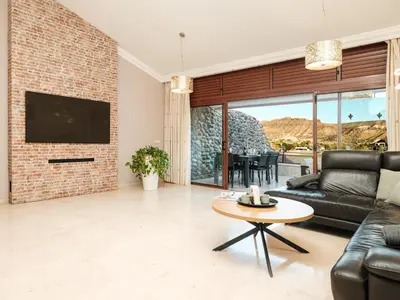 Una televisión o centro de entretenimiento en Duplex Anfi Topaz