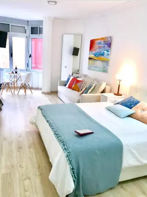 Cama o camas de una habitación en Cosy loft in front of blue ocean