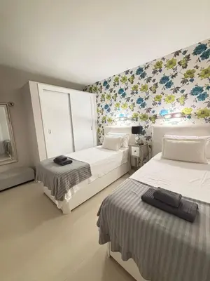 Cama o camas de una habitación en Flamboyant Tree Garden Holiday Home