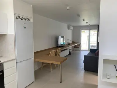 Una televisión o centro de entretenimiento en Descanso junto a las dunas