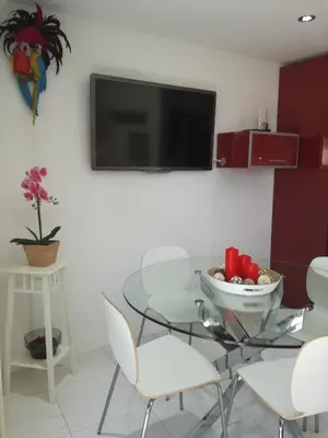 Una televisión o centro de entretenimiento en Bungalow con piscina Maspalomas