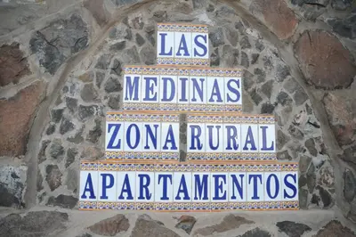 Certificado, premio, señal o documento que está expuesto en Las Medinas Apartamentos