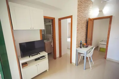 Una televisión o centro de entretenimiento en Ahtha Green Bungalow Maspalomas