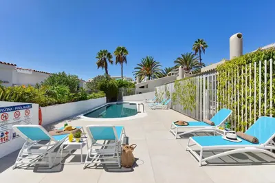 Piscina en o cerca de VelSuites Playa del Ingles by VillaGranCanaria