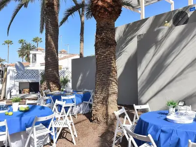 Un restaurante o sitio para comer en VelSuites Playa del Ingles by VillaGranCanaria