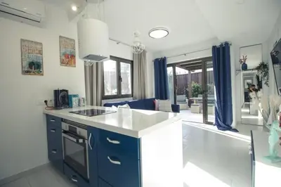 Una cocina o zona de cocina en Bungalow Portos with amazing privet garden