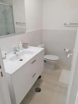 Un baño de White Rose