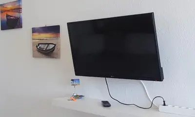Una televisión o centro de entretenimiento en White Rose
