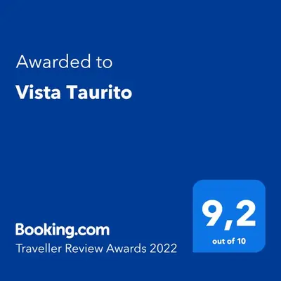 Certificado, premio, señal o documento que está expuesto en Vista Taurito