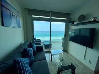 Una televisión o centro de entretenimiento en Hermoso Edificio Frente al Mar, a pie de Playa y hermosas vistas