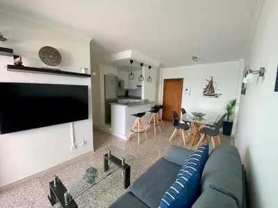 Una televisión o centro de entretenimiento en Hermoso Edificio Frente al Mar, a pie de Playa y hermosas vistas