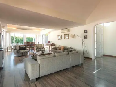 Zona de estar de Villa Nuria, con piscina privada
