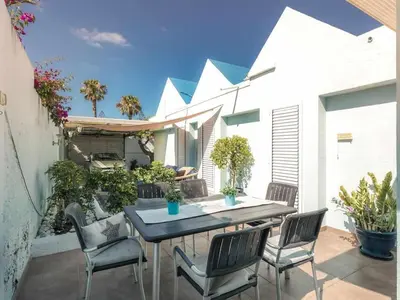 Un patio o zona al aire libre en Villa Nuria, con piscina privada