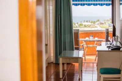 Un restaurante o sitio para comer en Amadores Beach Apartments