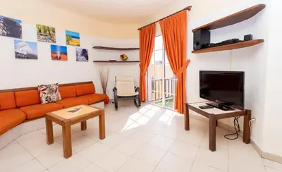Una televisión o centro de entretenimiento en Altamar 44 balcony&pool By CanariasGetaway