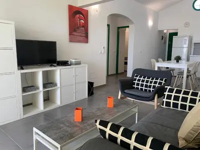 Una televisión o centro de entretenimiento en Sonnenland Suites