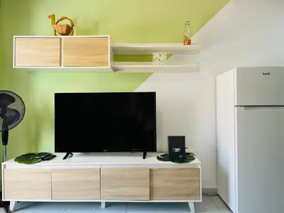 Una televisión o centro de entretenimiento en PLAYMAR TROPICAL
