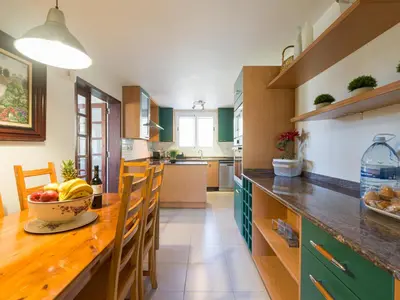 Una cocina o zona de cocina en El Jardin de Santa Brígida with private pool, sauna & jacuzzi