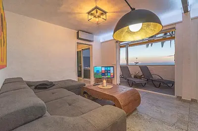 Una televisión o centro de entretenimiento en Mogan luxury apartment, sea views, jacuzzi and sauna.