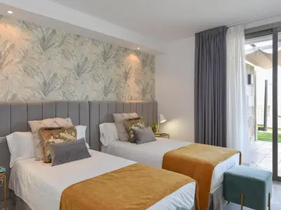 Cama o camas de una habitación en Los Dragos Salobre Golf Villas 3 by VillaGranCanaria
