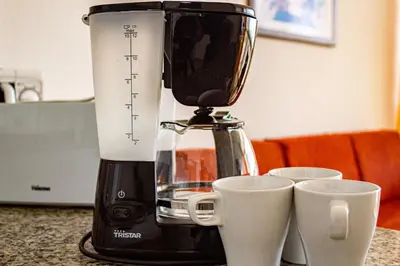 Utensilios para hacer té y café en Seaview Friendly Holiday Home 3