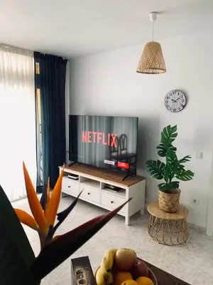 Una televisión o centro de entretenimiento en Apartment with sea view close to dunes of playa del ingles