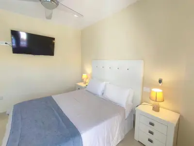 Cama o camas de una habitación en Spacious Apartment With Private Jacuzzi and Pool Access
