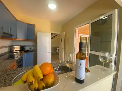 Una cocina o zona de cocina en Spacious Apartment With Private Jacuzzi and Pool Access