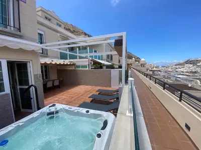 Un balcón o terraza de Spacious Apartment With Private Jacuzzi and Pool Access