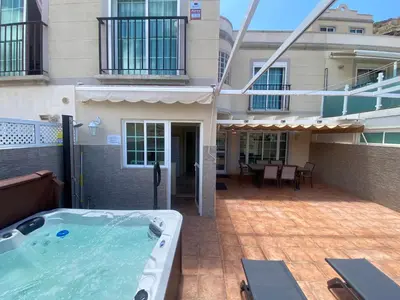 Piscina en o cerca de Spacious Apartment With Private Jacuzzi and Pool Access