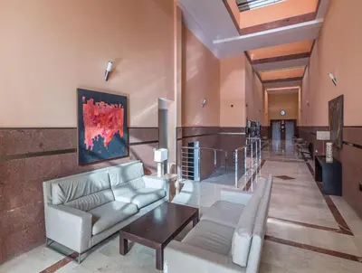 Zona de estar de Spacious Apartment With Private Jacuzzi and Pool Access