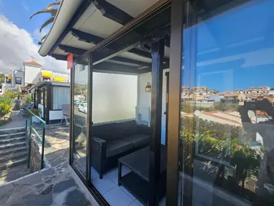 Un balcón o terraza de Central Apartment With Sea Views