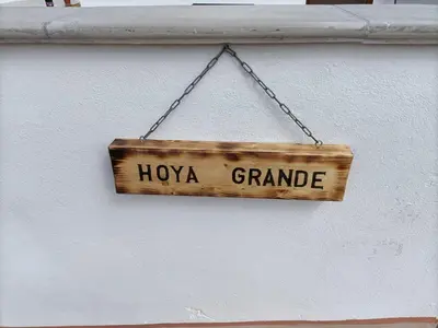 Certificado, premio, señal o documento que está expuesto en Casa Hoya Grande