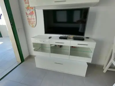 Una televisión o centro de entretenimiento en Sonneland Canary Spa