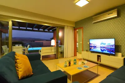 Una televisión o centro de entretenimiento en Albatross by VillaGranCanaria