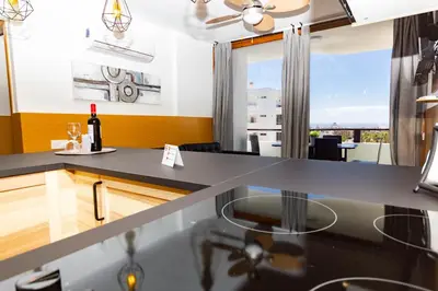 Una cocina o zona de cocina en Slipper friendly Holiday Home