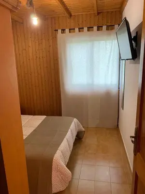 Una televisión o centro de entretenimiento en Casa Juani