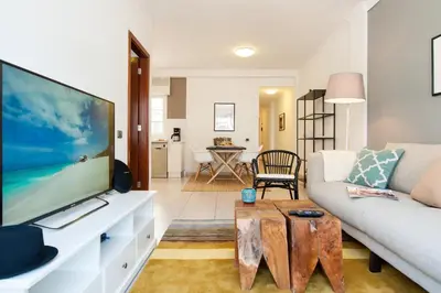 Una televisión o centro de entretenimiento en Arizona Apartment