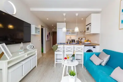 Una cocina o zona de cocina en Navy style friendly Holiday Home