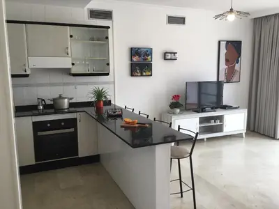 Una cocina o zona de cocina en BEACH SIDE